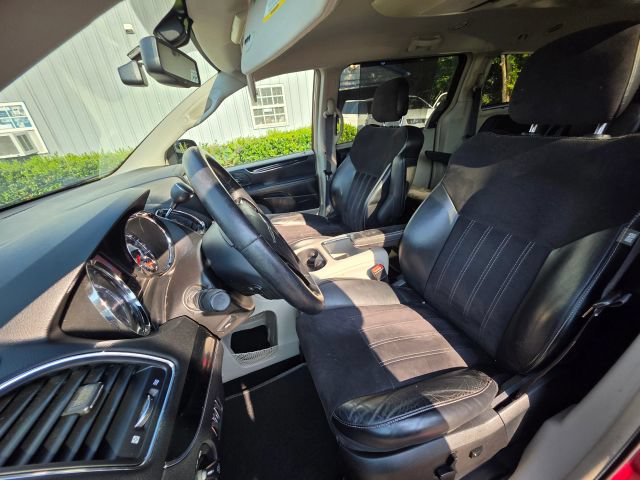 Used 2014 Chrysler Town & Country Touring-L FWD image 14