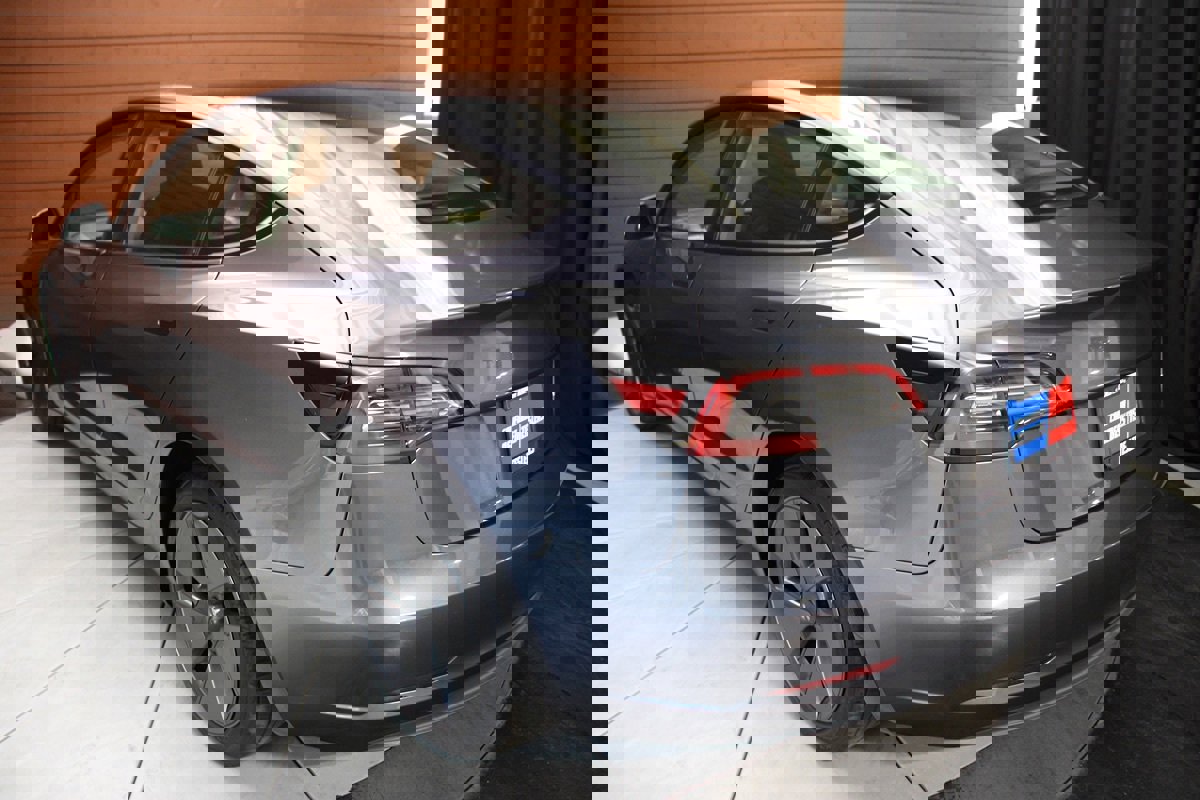 Used 2023 Tesla Model 3 Standard Range image 10