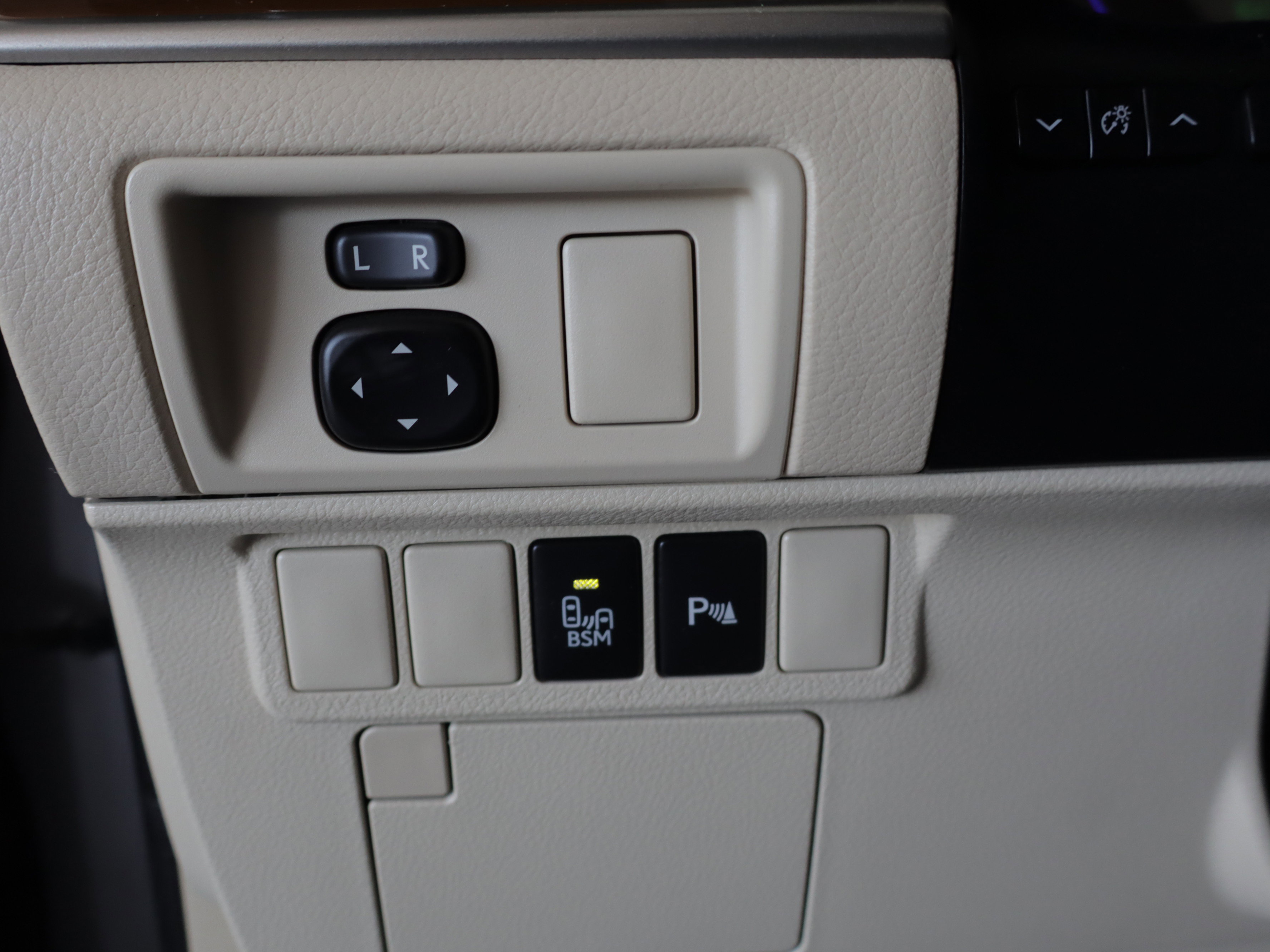 Used 2013 Lexus ES 300h w/ Luxury Pkg image 19