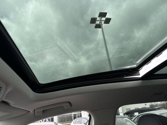 Certified 2025 Volkswagen Tiguan SE image 18