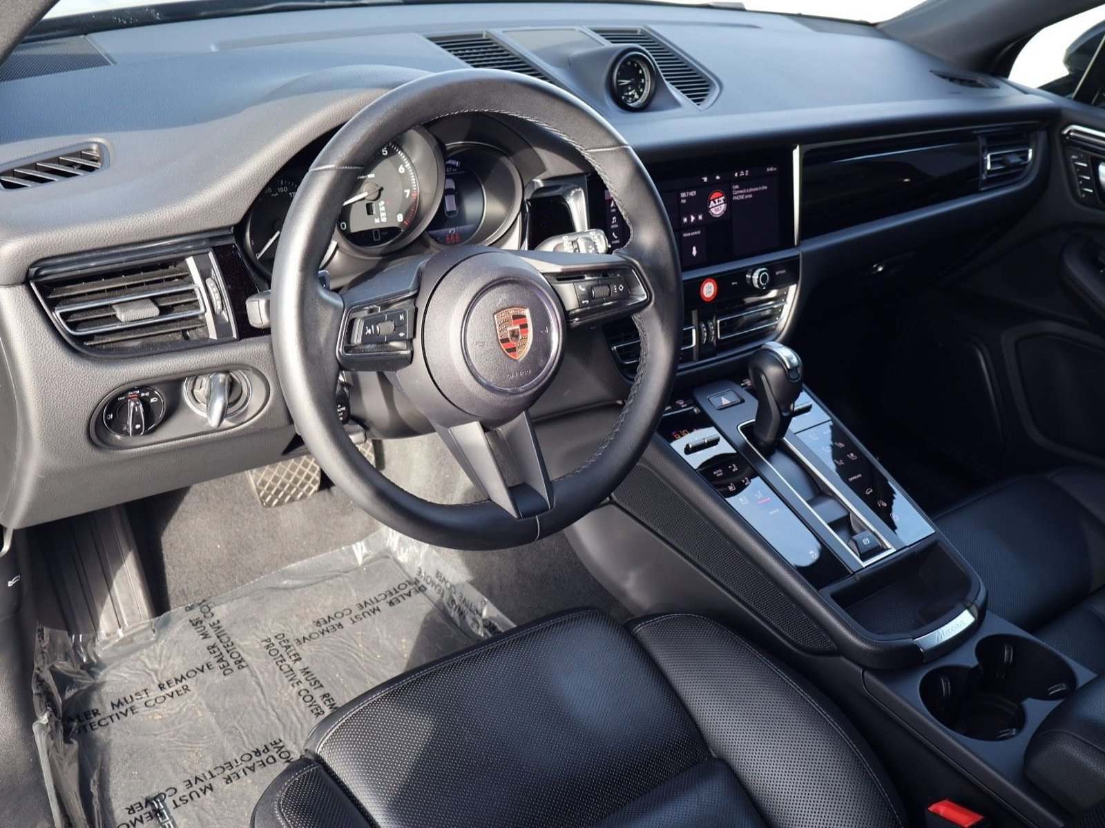 Certified 2024 Porsche Macan image 4