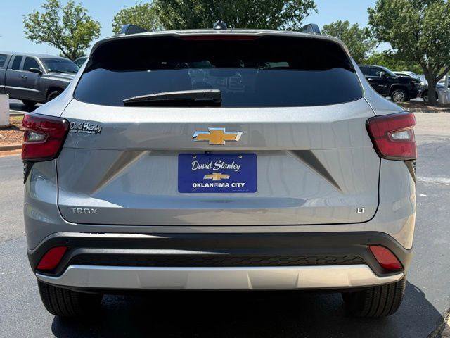 Used 2025 Chevrolet Trax LT w/ Sunroof Package FWD image 14