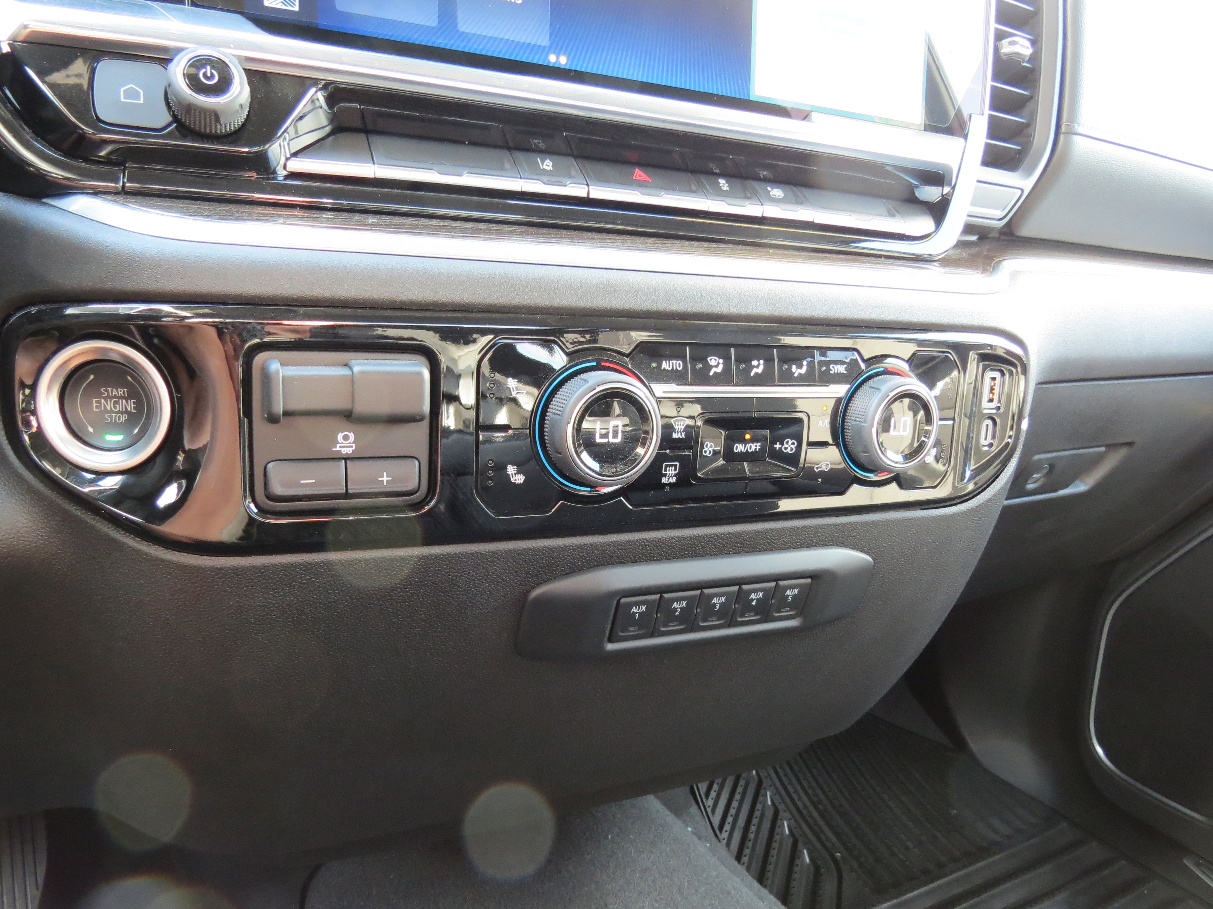 Used 2025 Chevrolet Silverado 2500 LT w/ Convenience Package image 26