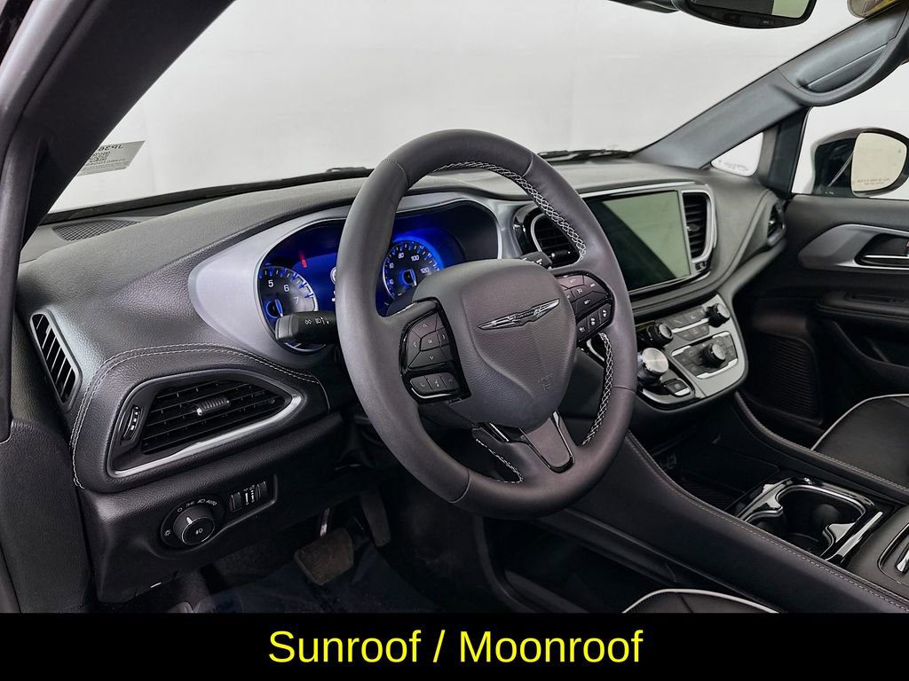 Used 2025 Chrysler Pacifica Limited FWD image 14