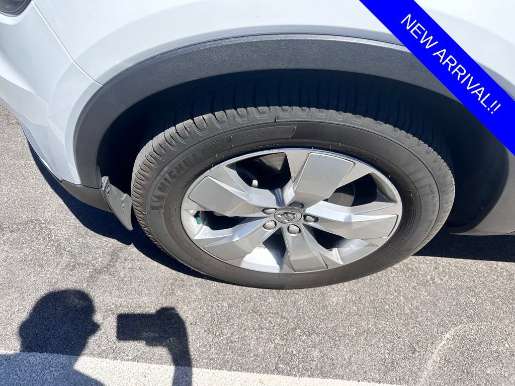 Used 2020 Volvo XC40 T5 Momentum w/ Protection Package Premier AWD/4WD image 6