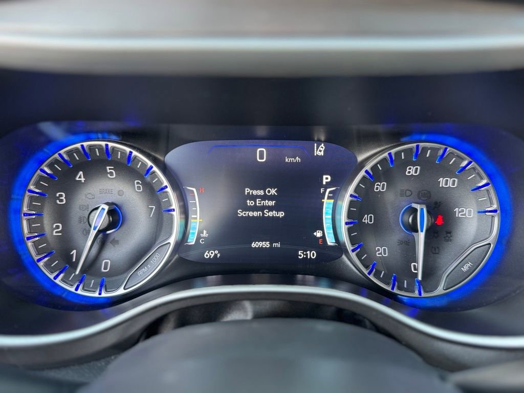 Used 2024 Chrysler Pacifica Touring-L image 10