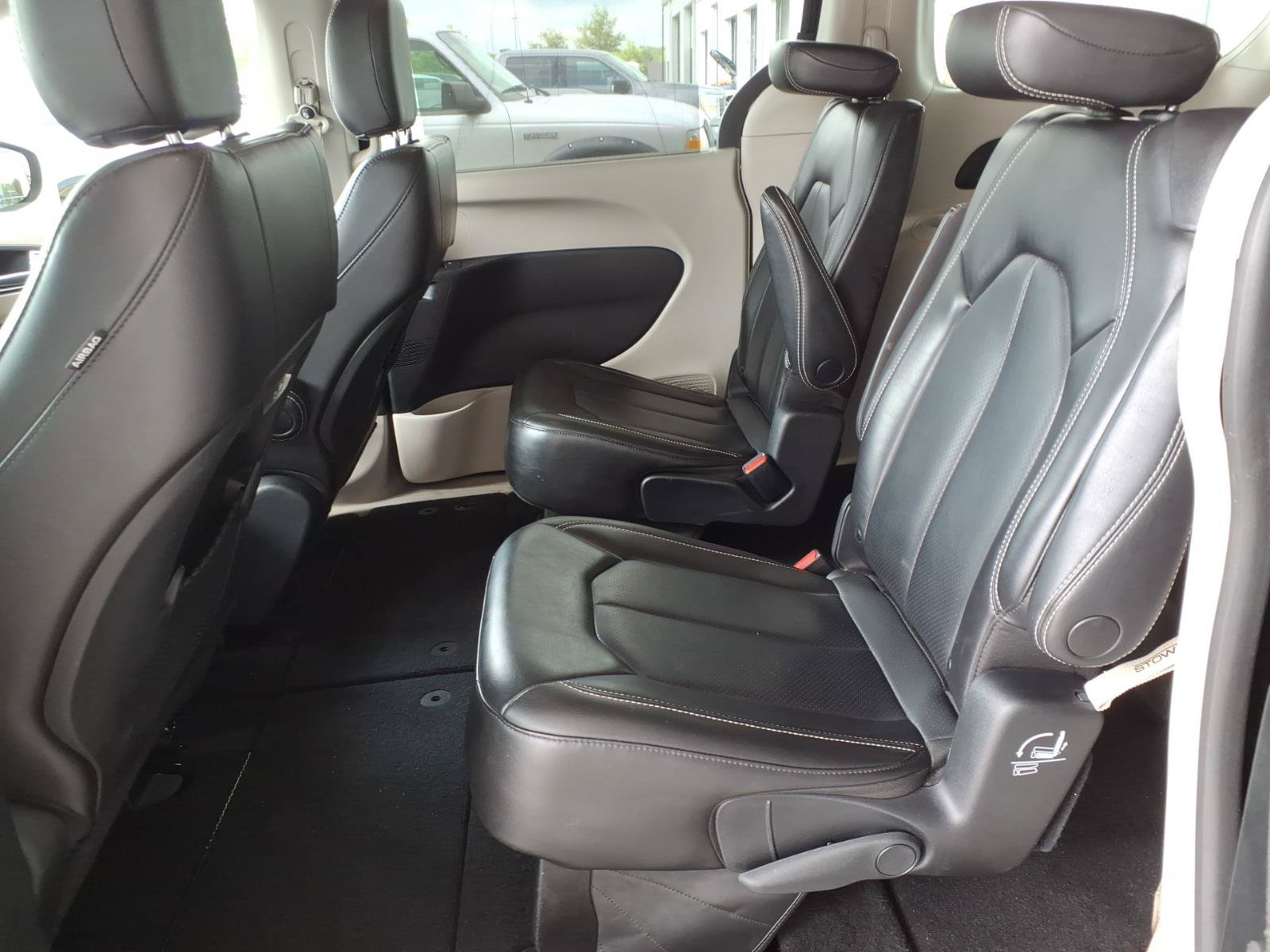 Used 2023 Chrysler Pacifica Touring-L FWD image 17