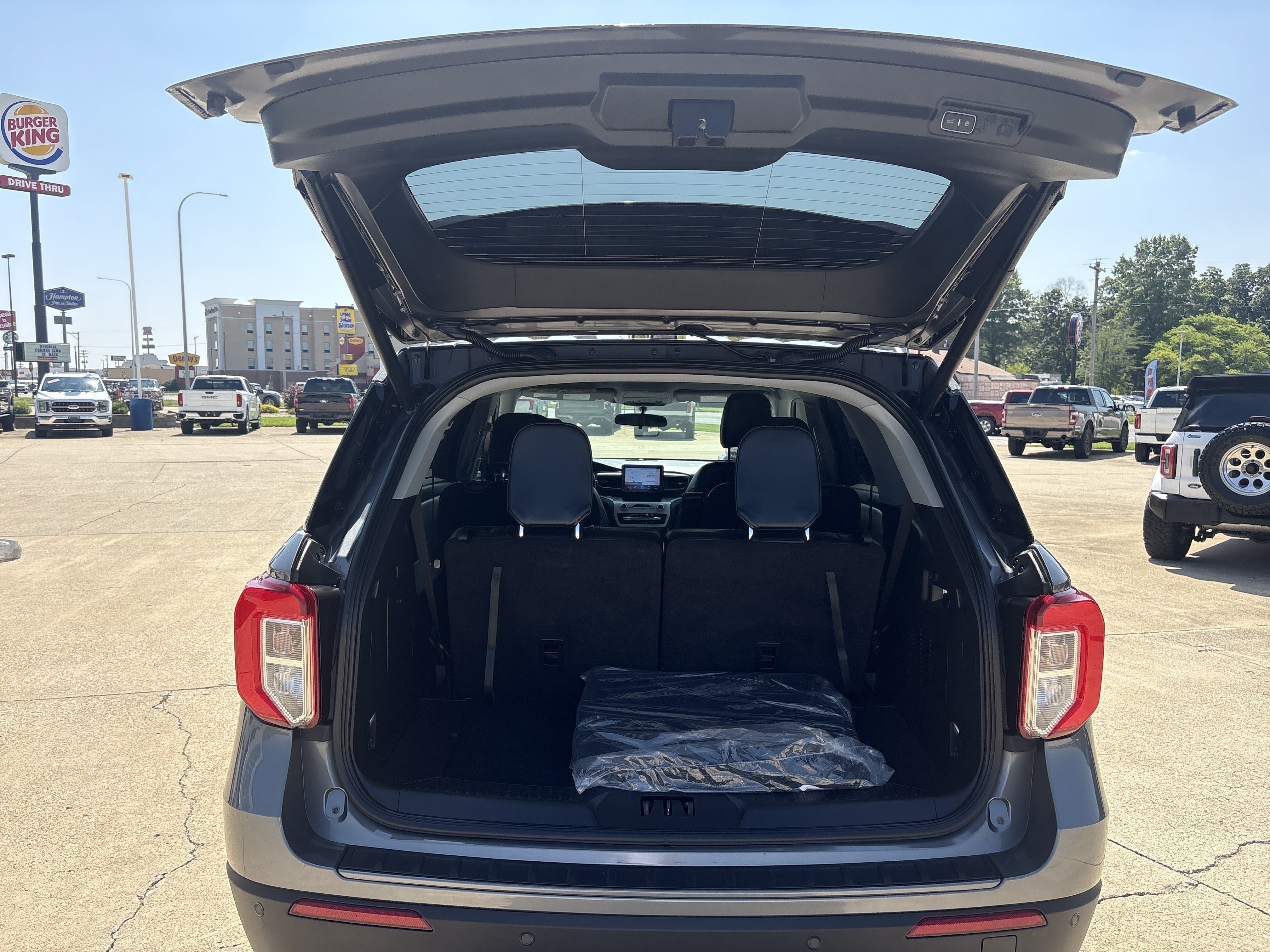 Used 2024 Ford Explorer XLT w/ Equipment Group 202A AWD/4WD image 6