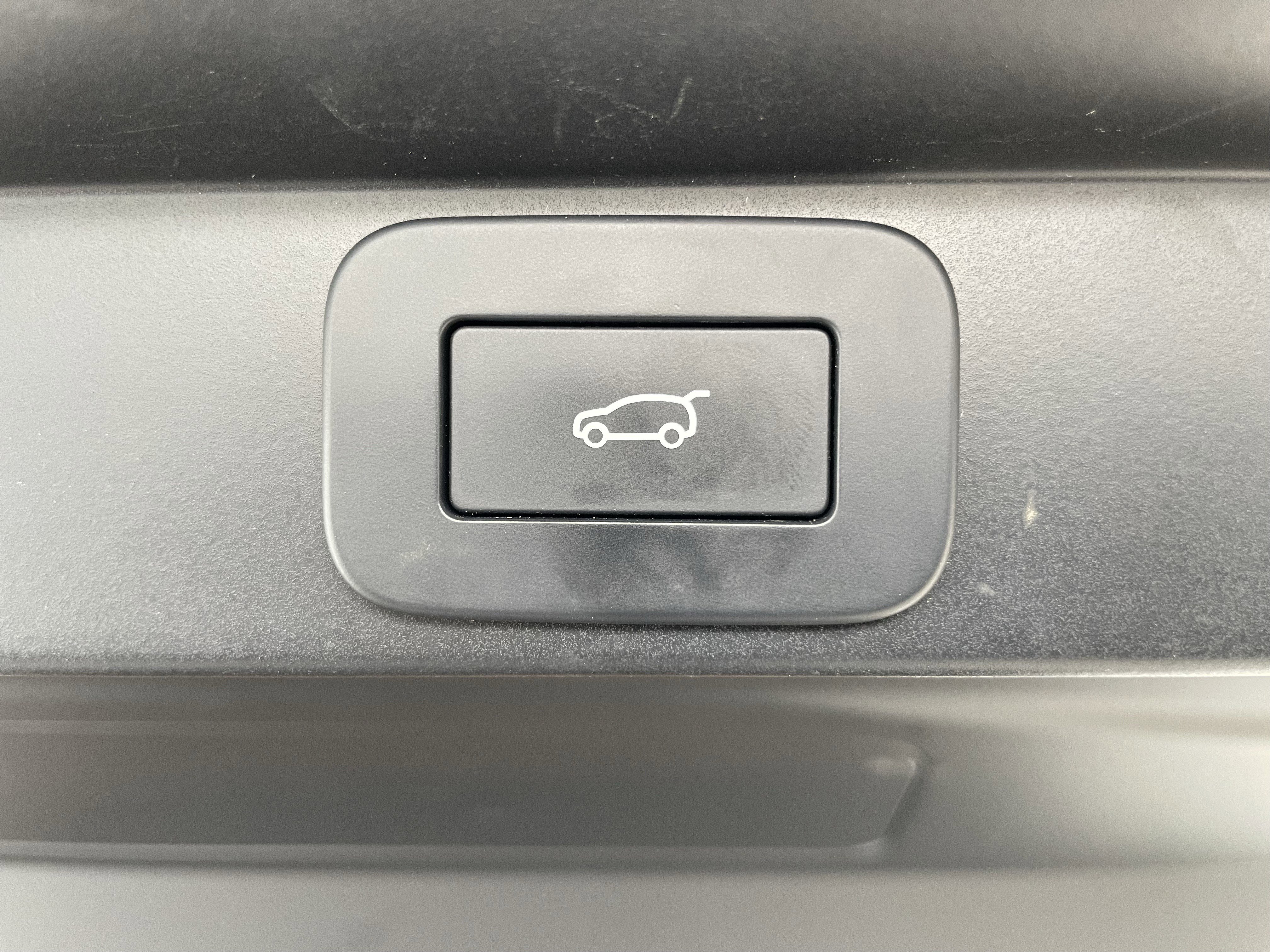 Certified 2024 Land Rover Range Rover SE image 37