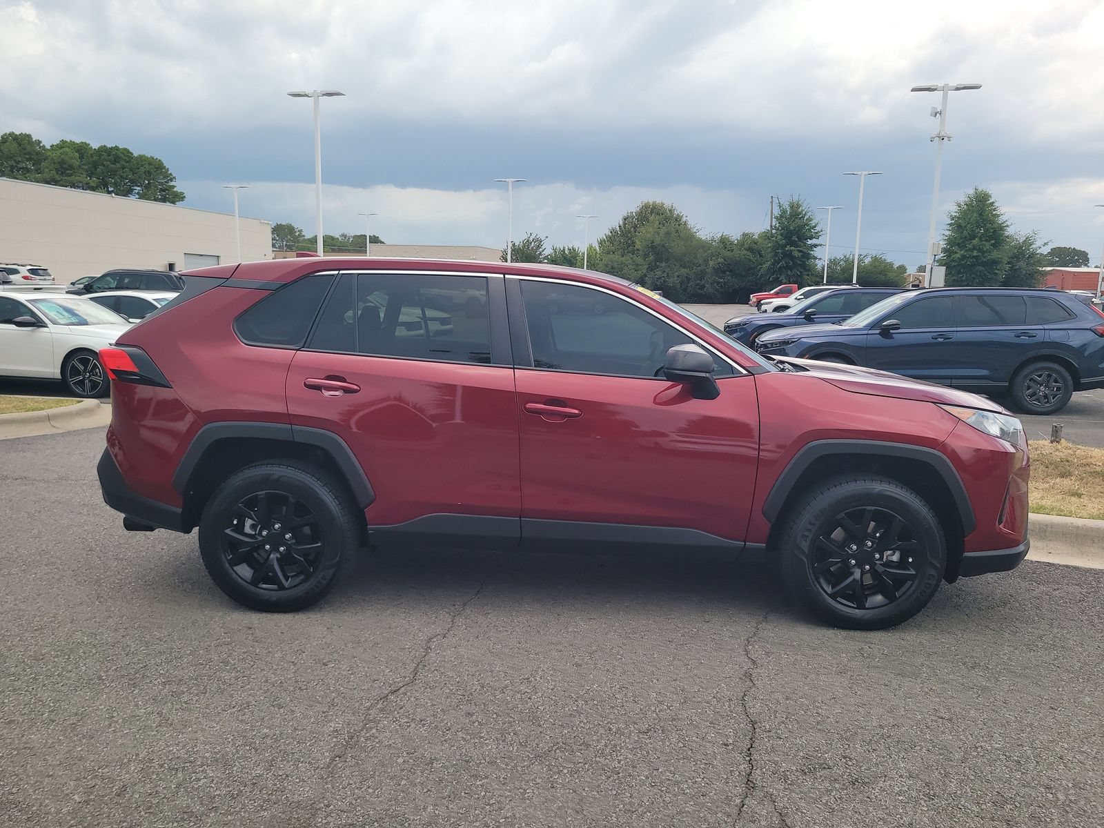 Used 2022 Toyota RAV4 LE AWD/4WD image 2