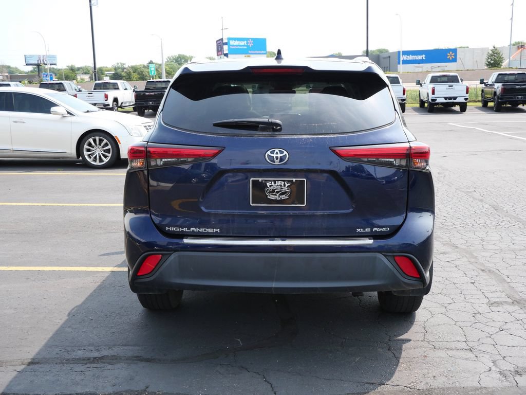 Used 2022 Toyota Highlander XLE AWD/4WD image 5