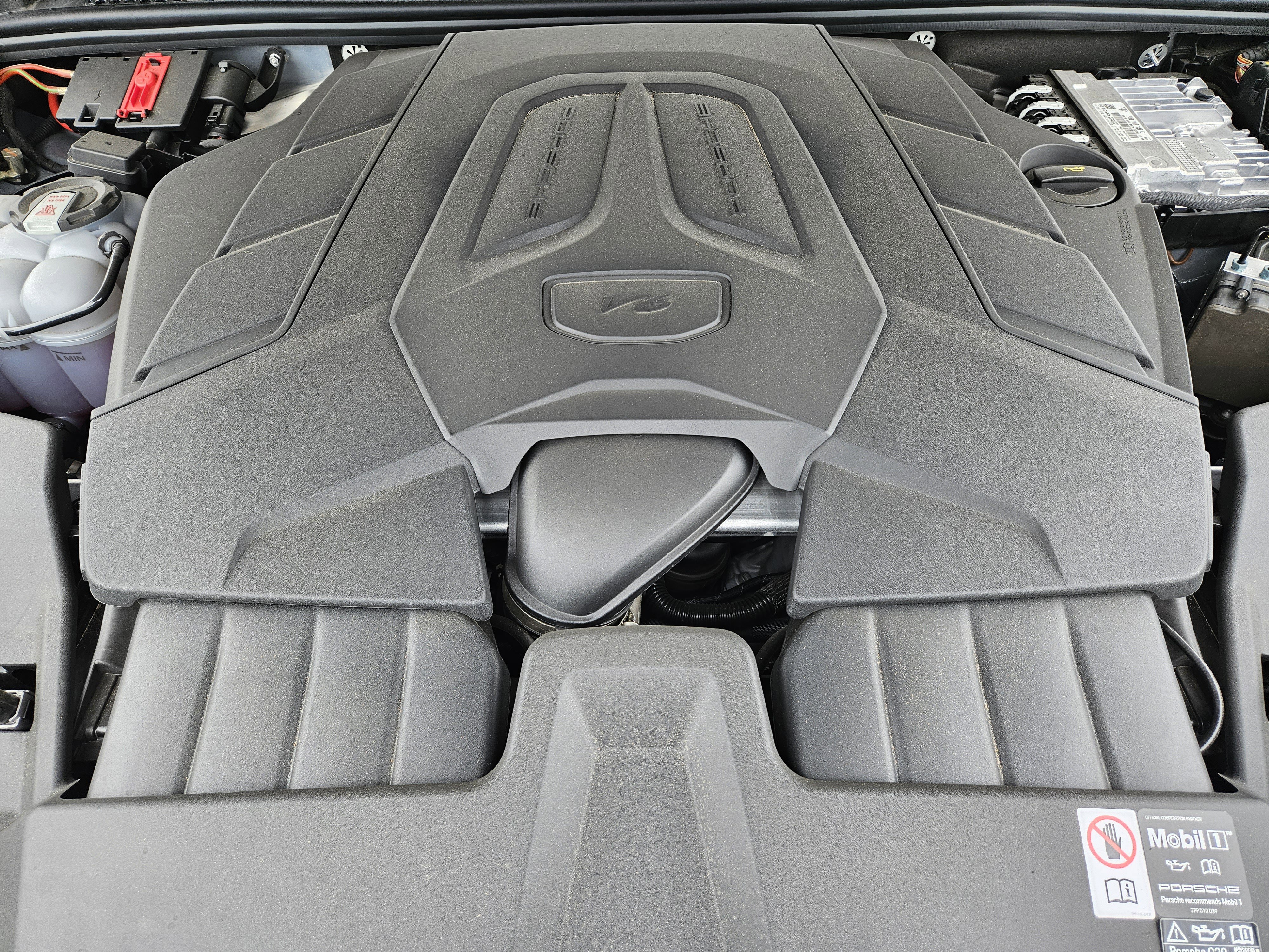 Used 2025 Porsche Cayenne AWD/4WD image 30