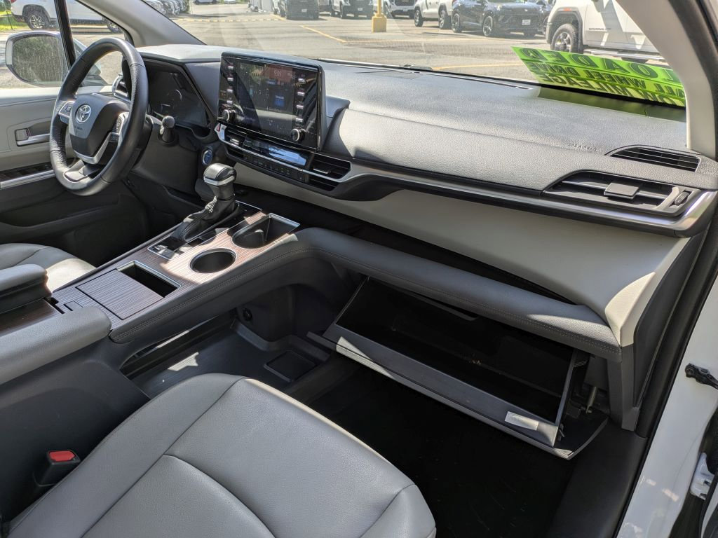 Used 2023 Toyota Sienna XLE AWD/4WD image 25