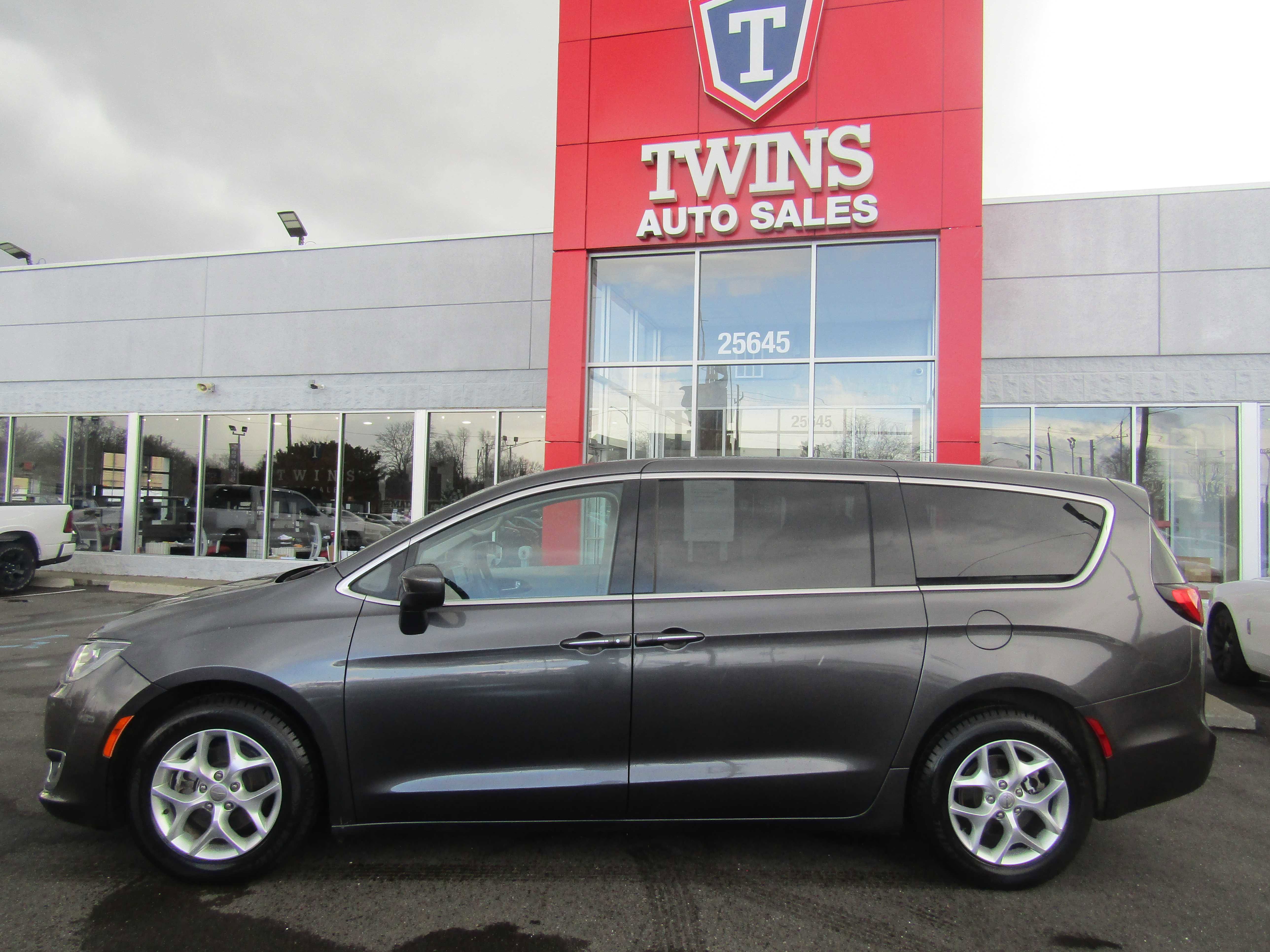 Used 2017 Chrysler Pacifica Touring Plus w/ Tire & Wheel Group FWD image 2