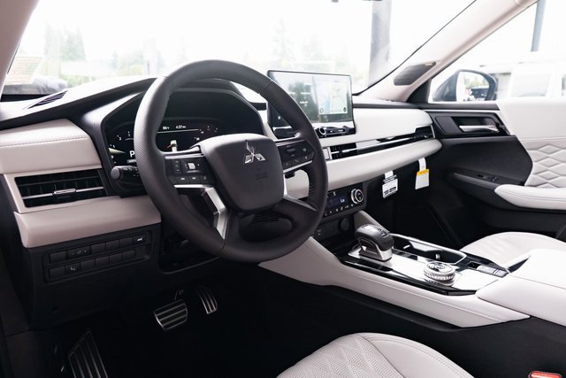 New 2025 Mitsubishi Outlander AWD image 24