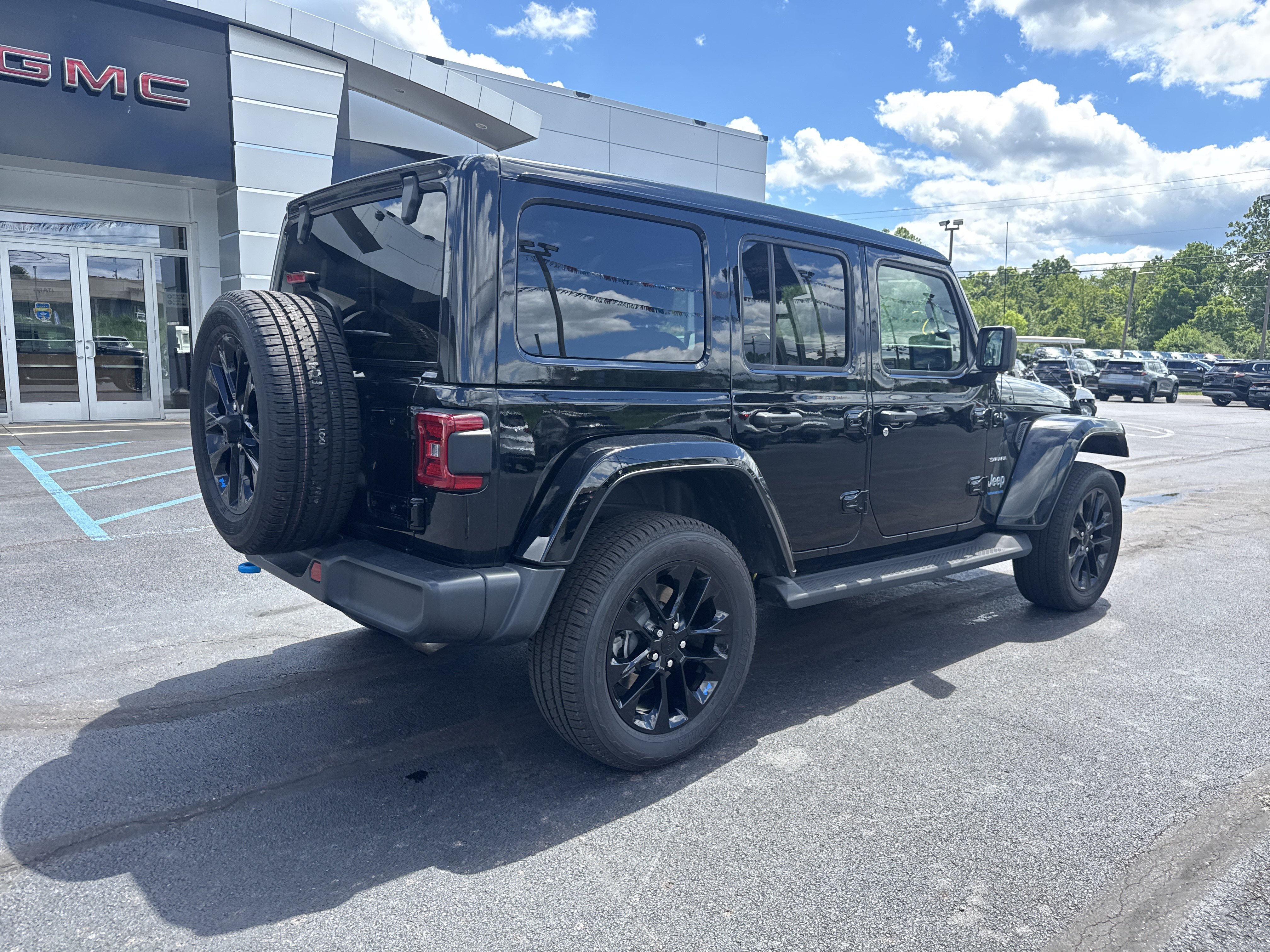 Used 2023 Jeep Wrangler Unlimited Sahara w/ Cold Weather Group AWD/4WD image 3