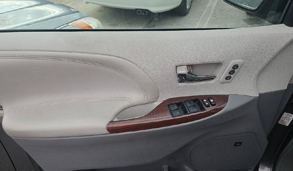 Used 2014 Toyota Sienna Limited w/ Limited Premium Package FWD image 6