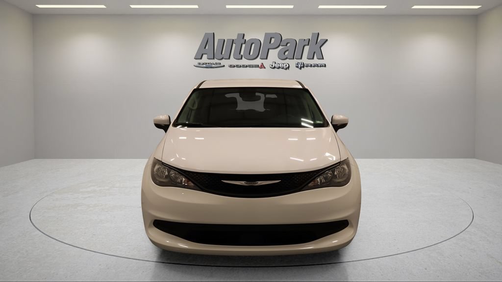 Certified 2023 Chrysler Voyager LX FWD image 4