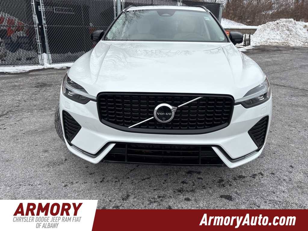 Used 2024 Volvo XC60 B5 Plus image 2