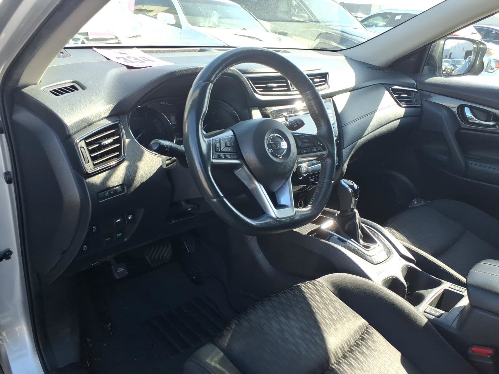 Used 2018 Nissan Rogue SV w/ Premium Package image 4