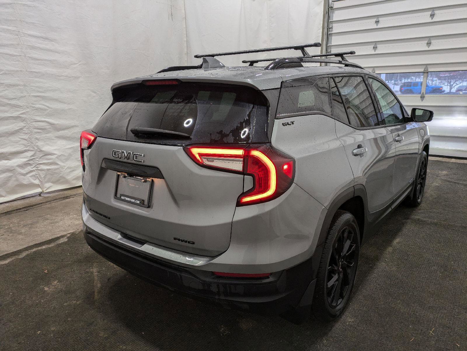 Used 2024 GMC Terrain SLT w/ Infotainment Package II image 2