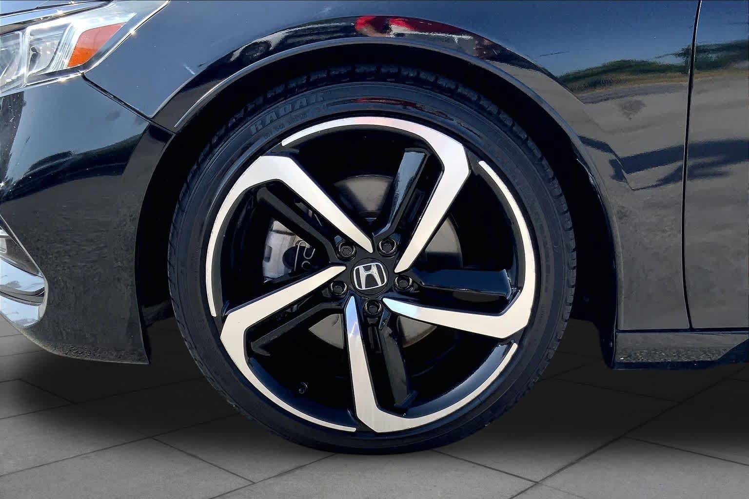 Used 2018 Honda Accord Sport image 11