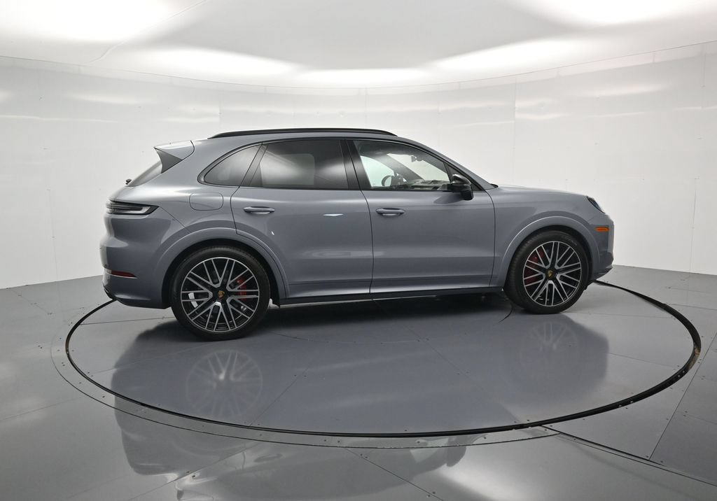 Certified 2024 Porsche Cayenne Turbo AWD/4WD image 38