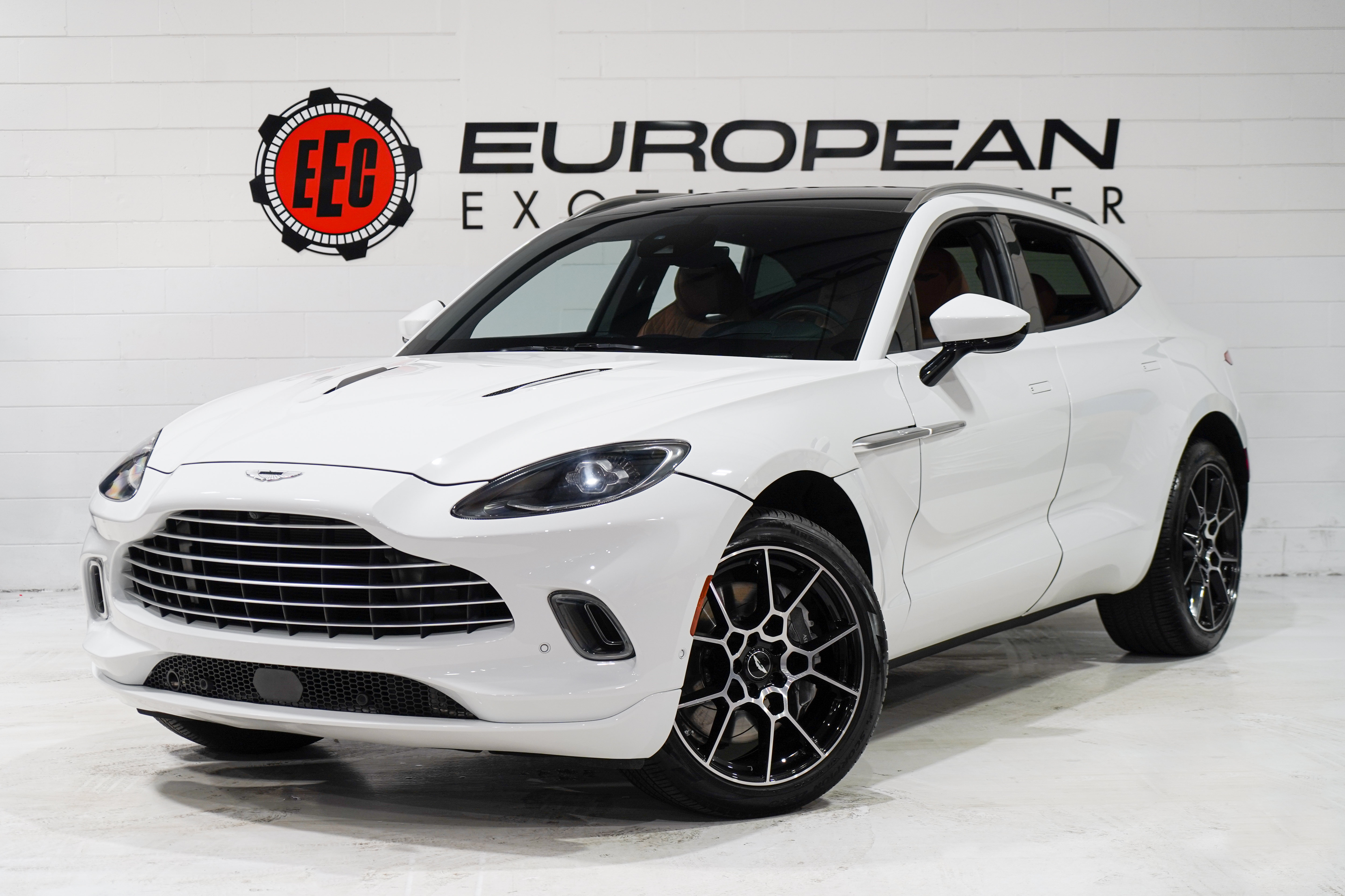 Used 2022 Aston Martin DBX AWD/4WD image 4