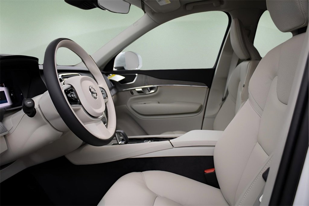 Certified 2025 Volvo XC90 T8 Plus w/ Protection Package Premier image 16