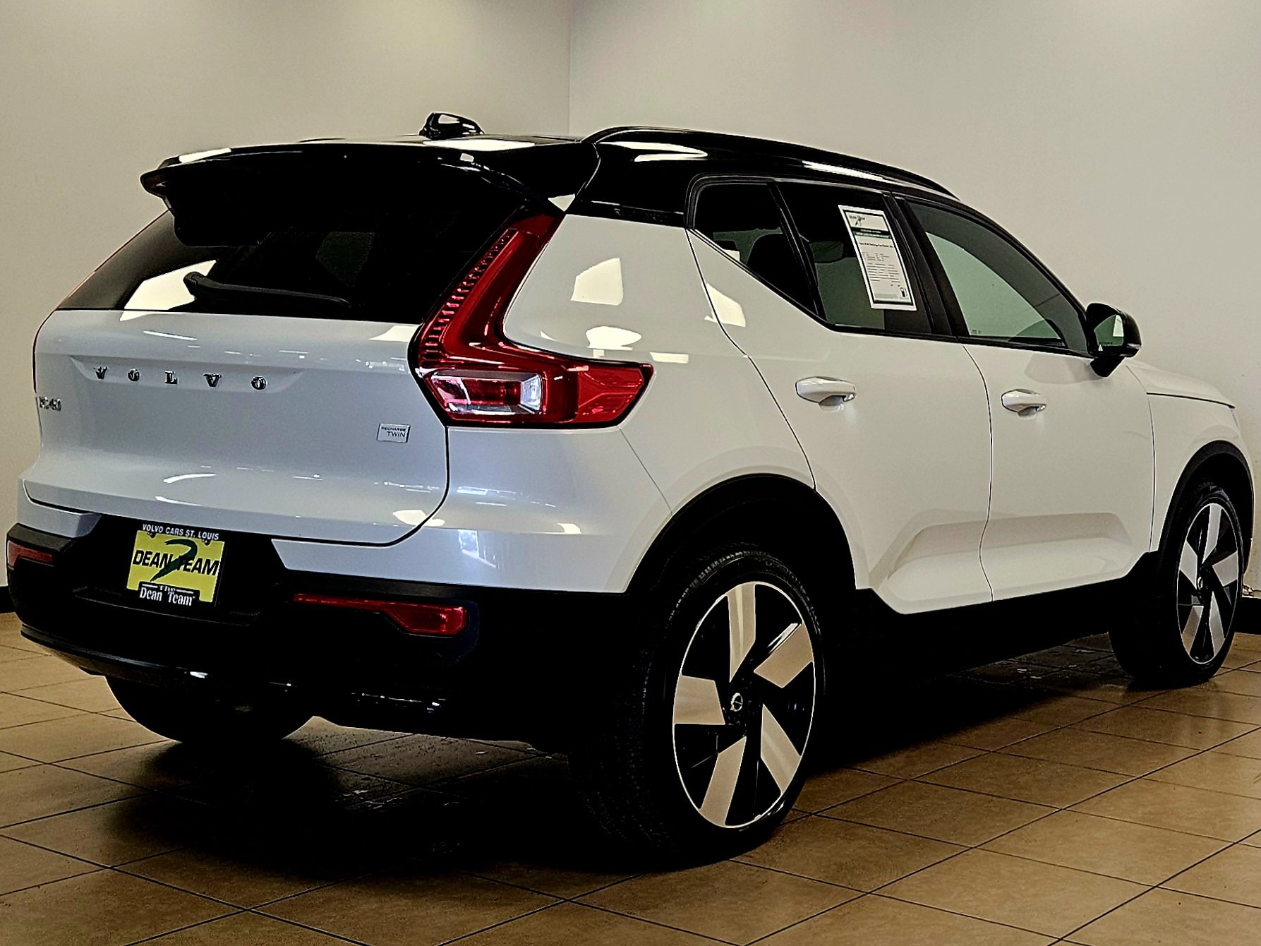 Used 2023 Volvo XC40 Recharge Ultimate image 4
