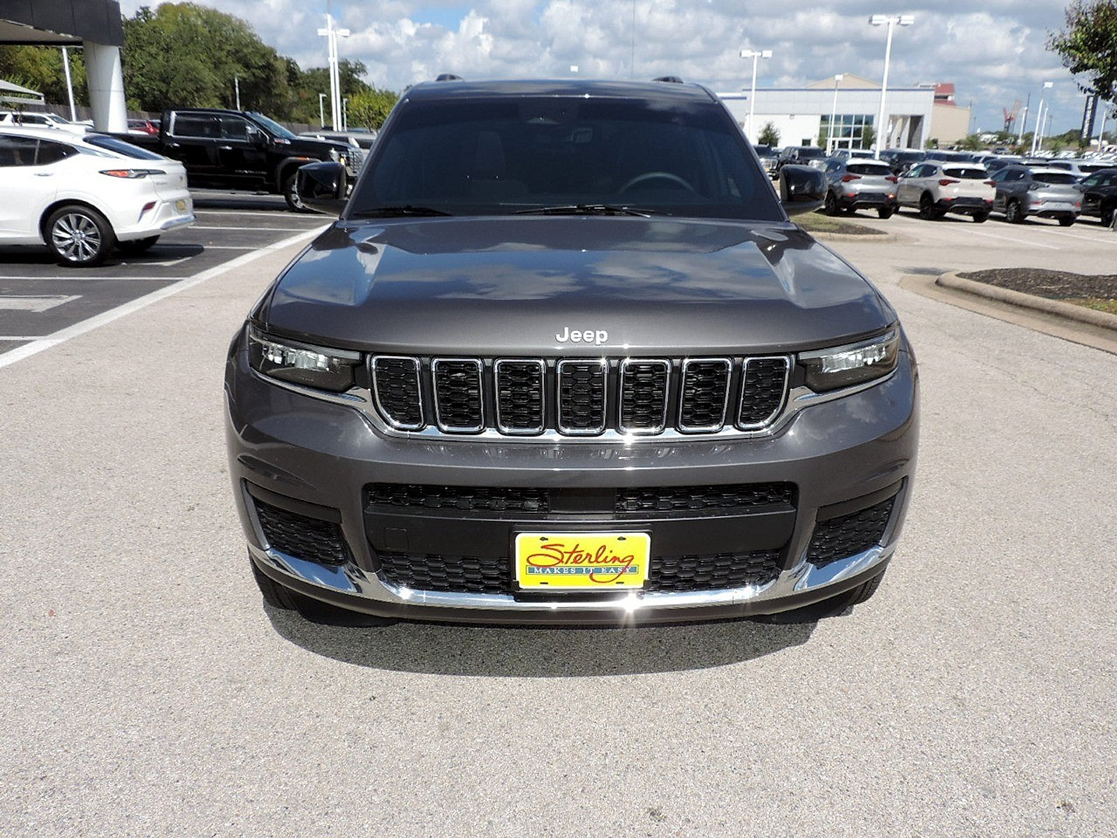 Used 2025 Jeep Grand Cherokee L Laredo RWD image 2