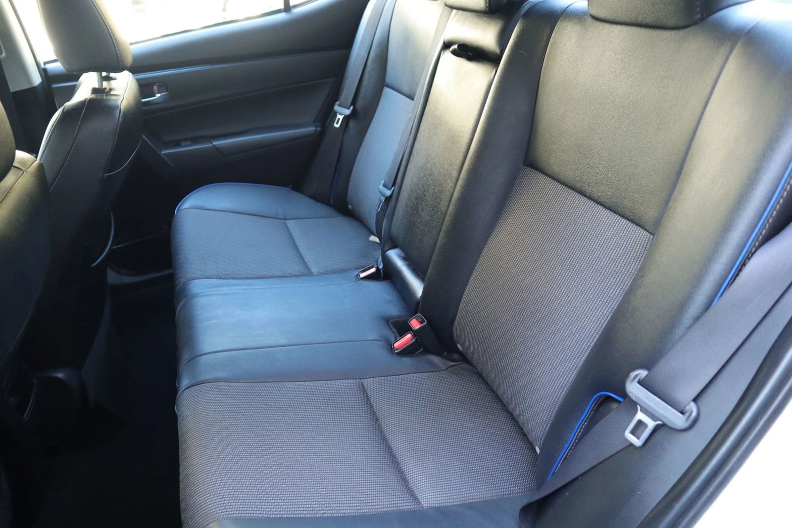 Used 2018 Toyota Corolla SE w/ SE Premium Package FWD image 20