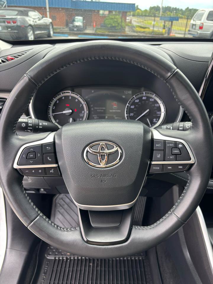 Used 2022 Toyota Highlander XLE AWD/4WD image 13