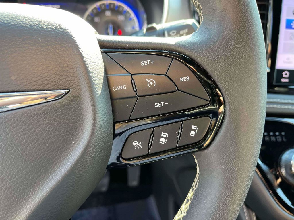 Used 2025 Chrysler Pacifica Limited FWD image 20