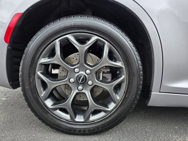 Used 2018 Chrysler 300 S w/ 300S Premium Group image 9