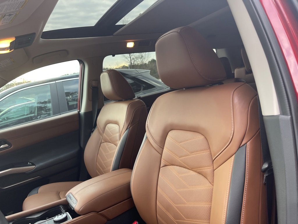 Used 2025 Nissan Pathfinder Platinum image 9