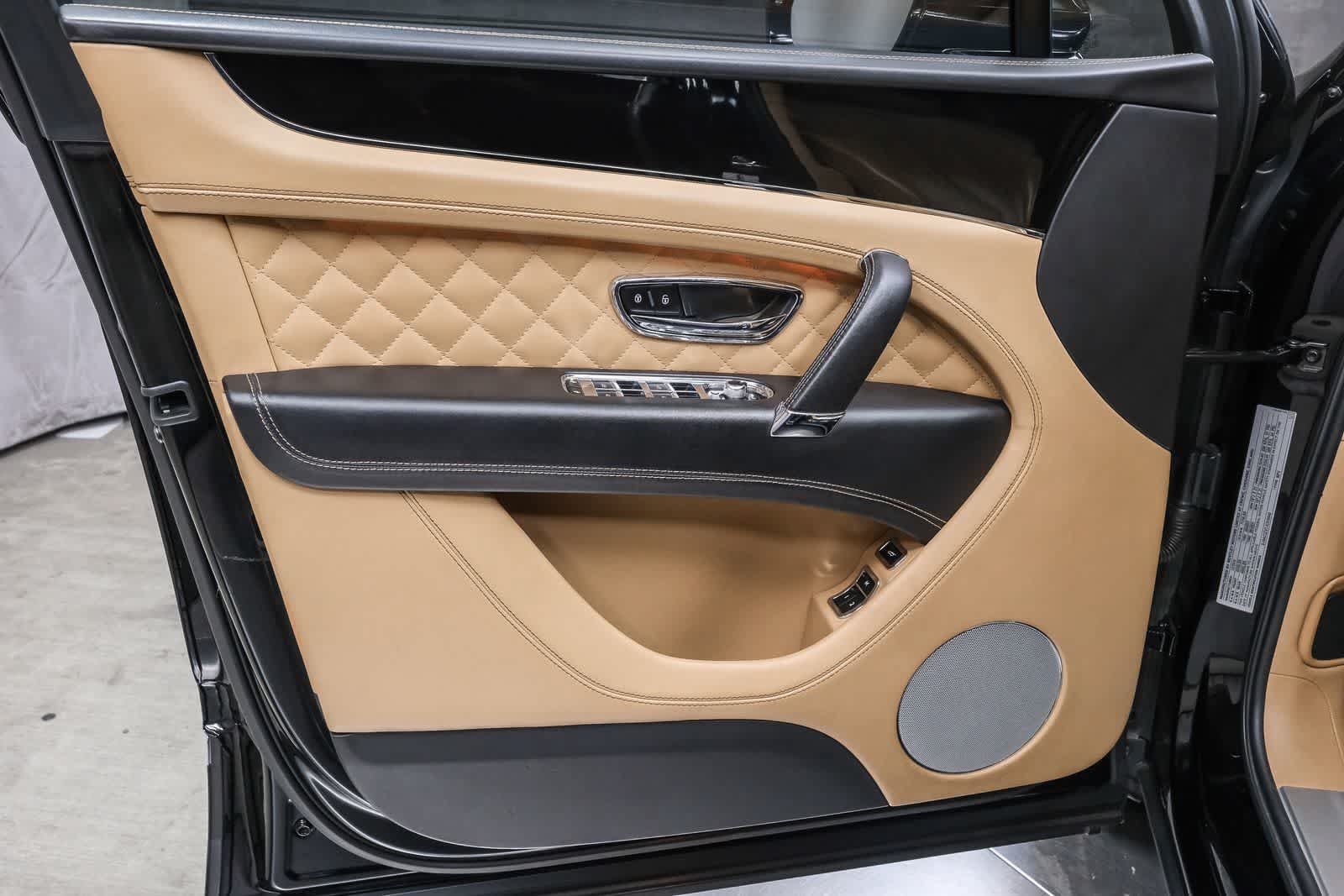Used 2018 Bentley Bentayga AWD/4WD image 26
