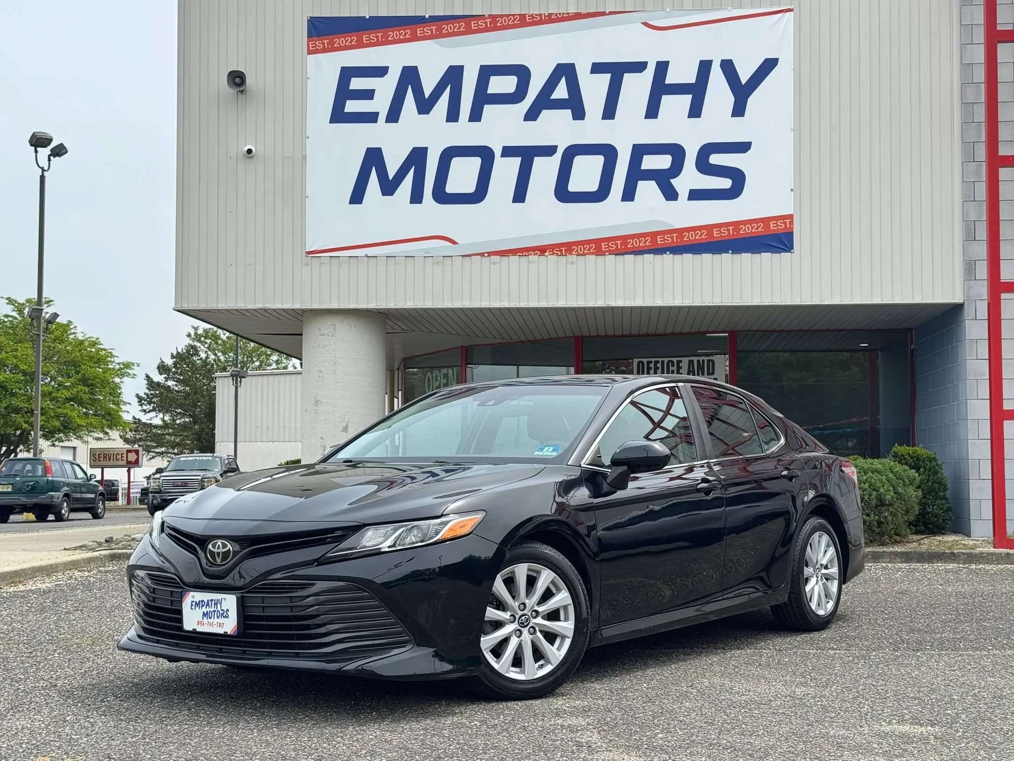 Used 2018 Toyota Camry LE FWD image 1