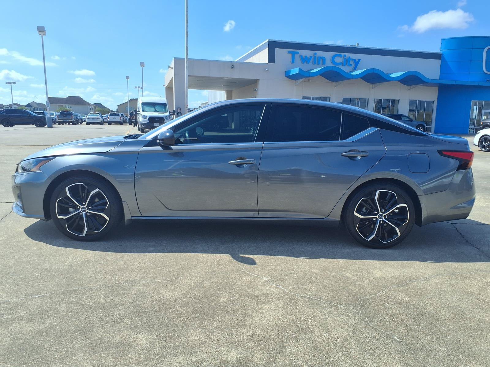 Used 2024 Nissan Altima 2.5 SR w/ SR Premium Package FWD image 8