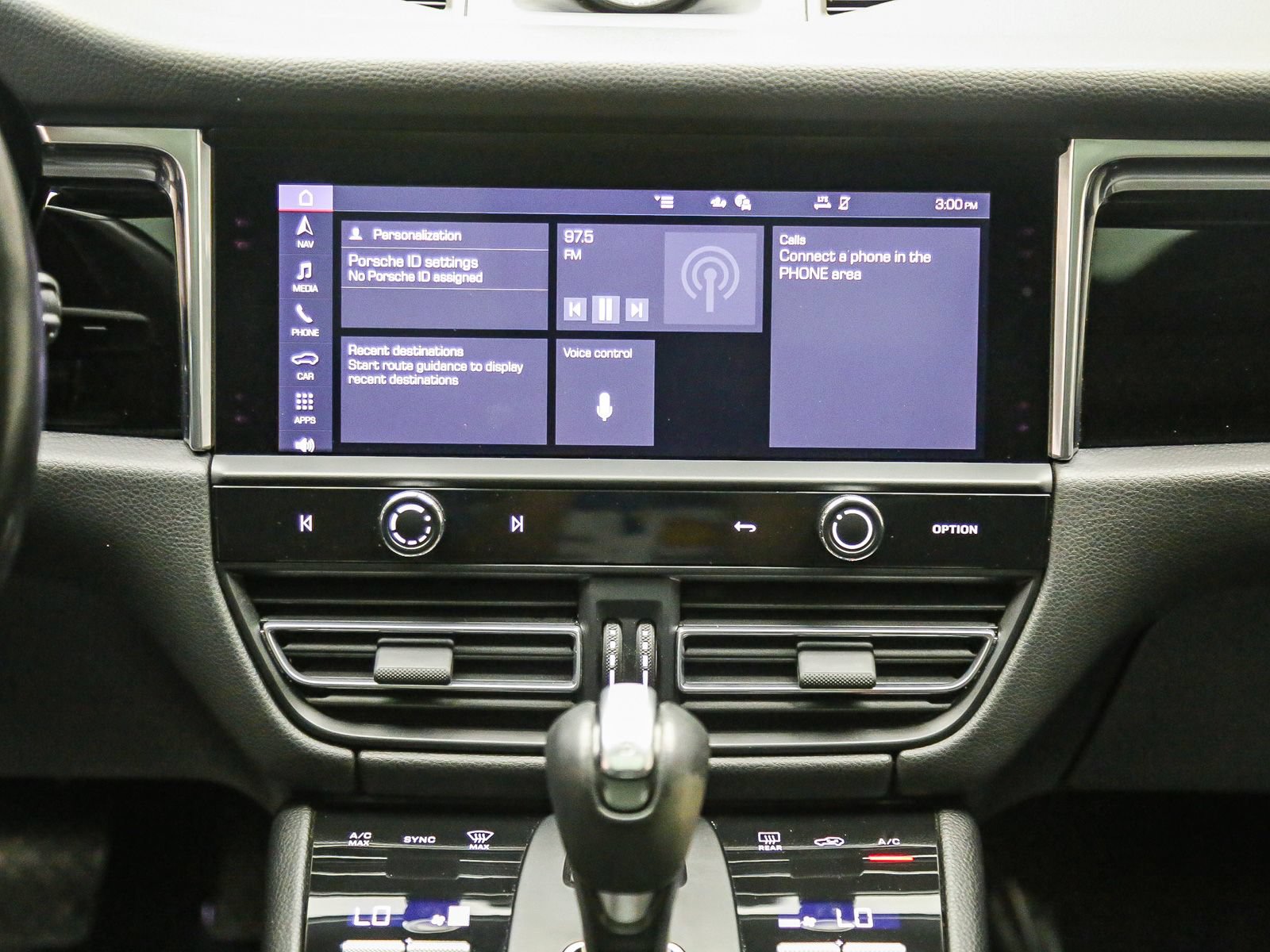 Certified 2022 Porsche Macan AWD/4WD image 17