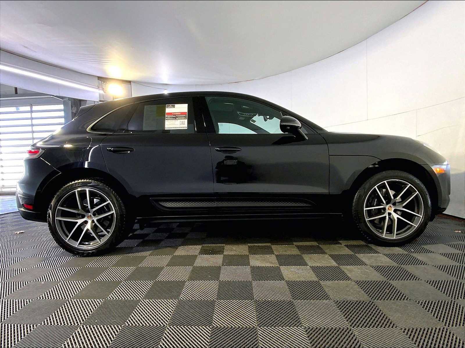 Certified 2025 Porsche Macan image 8