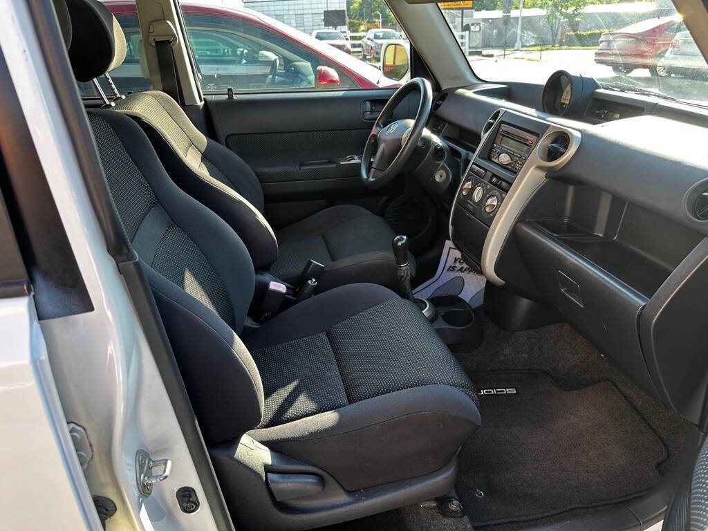 Used 2005 Scion xB FWD image 10