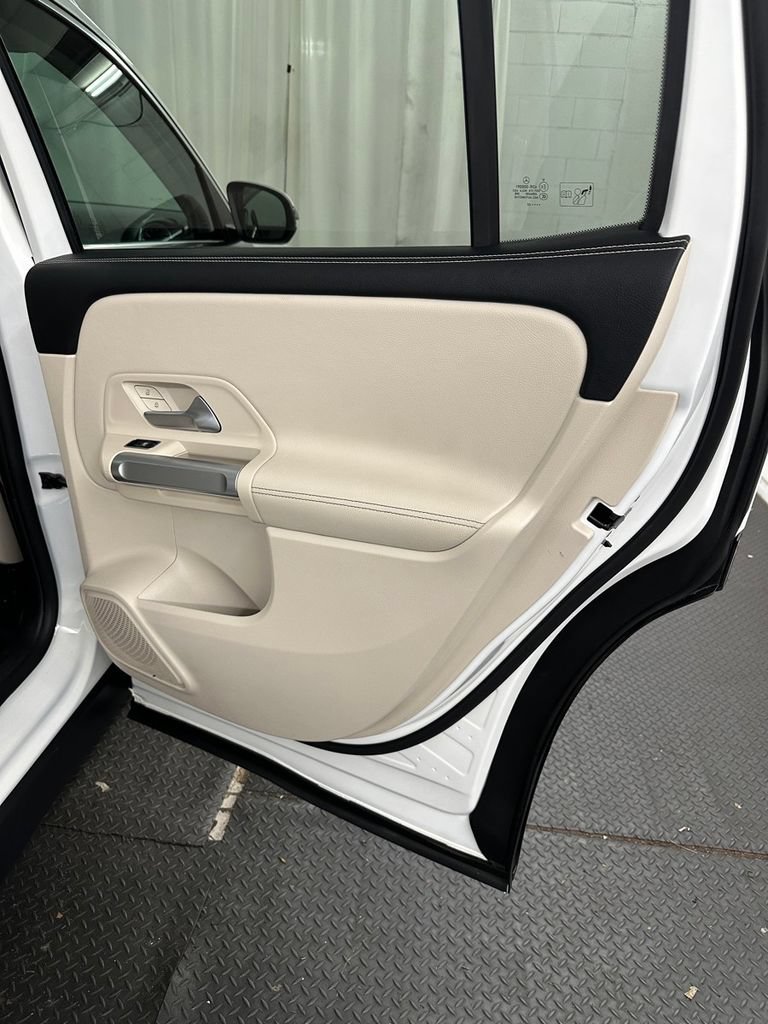 Used 2022 Mercedes-Benz GLB 250 4MATIC image 29