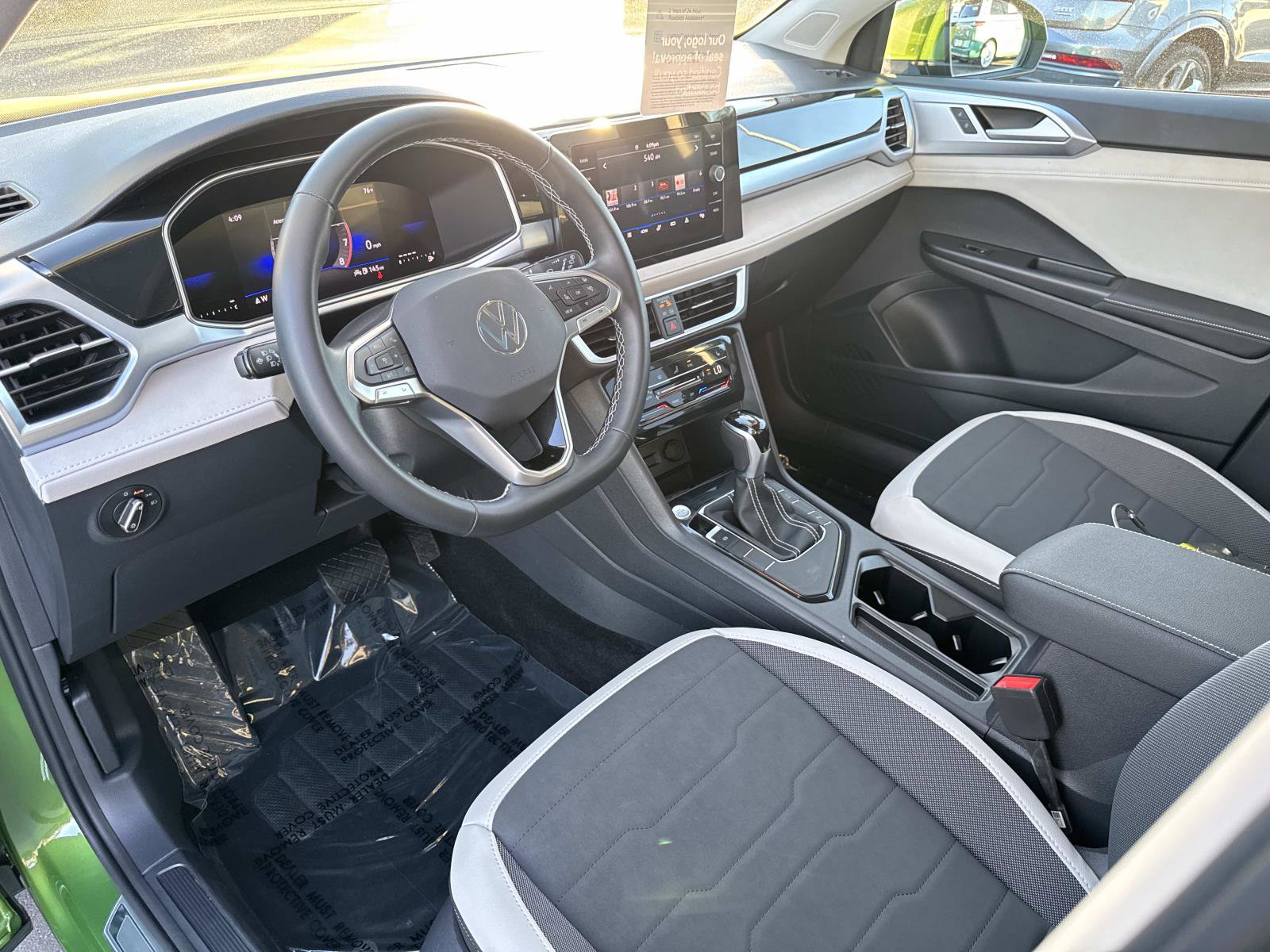 Certified 2025 Volkswagen Taos SE w/ Panoramic Sunroof Package image 12