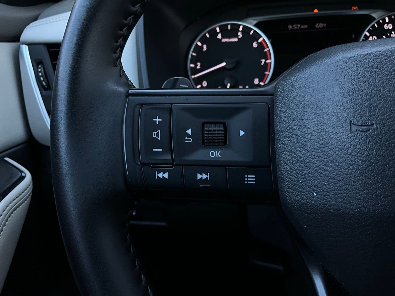 Used 2025 Nissan Rogue SV FWD image 32