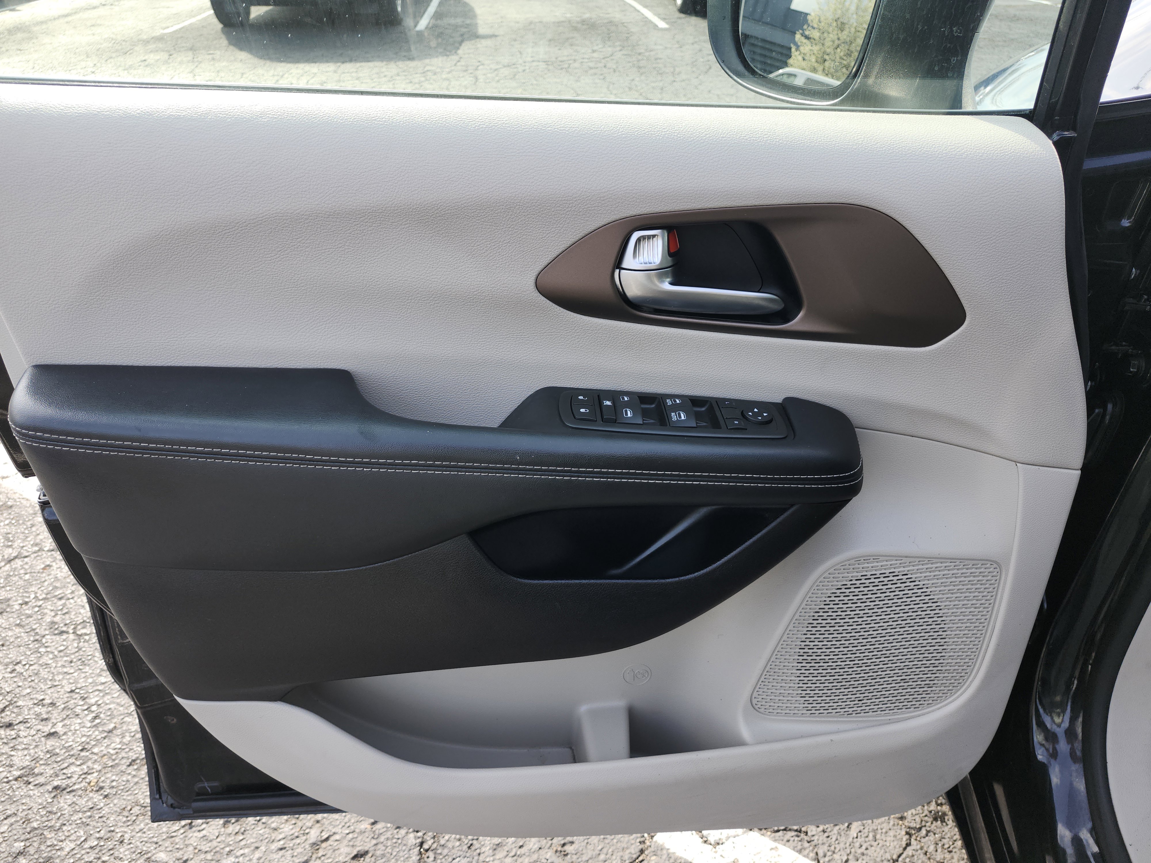 Used 2022 Chrysler Voyager LX image 18