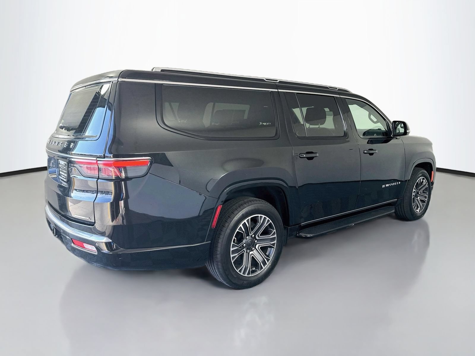 Used 2023 Jeep Wagoneer L Series II AWD/4WD image 7