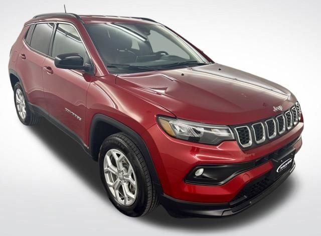 Used 2024 Jeep Compass Latitude image 1