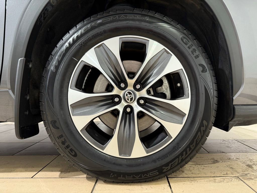 Certified 2024 Toyota Highlander XLE image 9