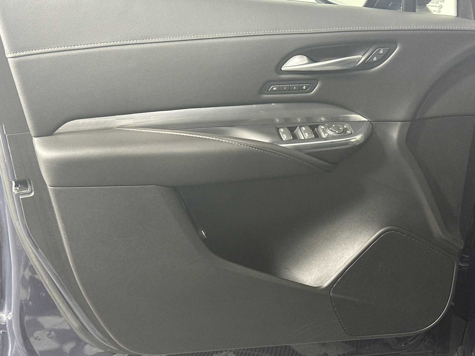 Used 2025 Cadillac XT4 Premium Luxury image 9